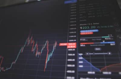 Graphique Bitcoin sur écran pour illustrer l’impact des actifs numériques sur AXA, l’assurance et les marchés financiers