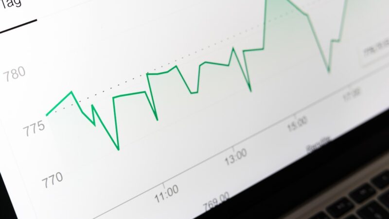 Graphique boursier sur écran pour illustrer le calcul du rendement du dividende