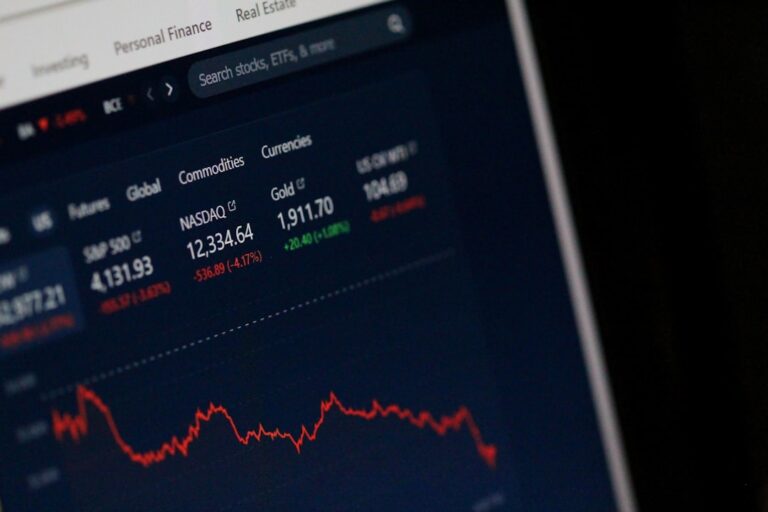 Graphiques financiers sur écran pour illustrer la formation débuter en Bourse et construire son premier portefeuille