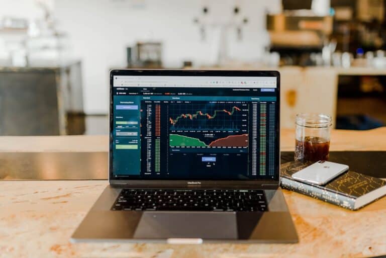 Investisseur devant des graphiques financiers pour illustrer le guide choisir son broker