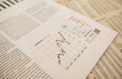 Journal économique et graphique boursier pour illustrer l’inflation en zone euro et les marchés financiers