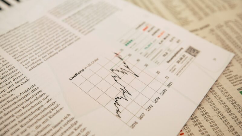 Journal économique et graphique boursier pour illustrer l’inflation en zone euro et les marchés financiers
