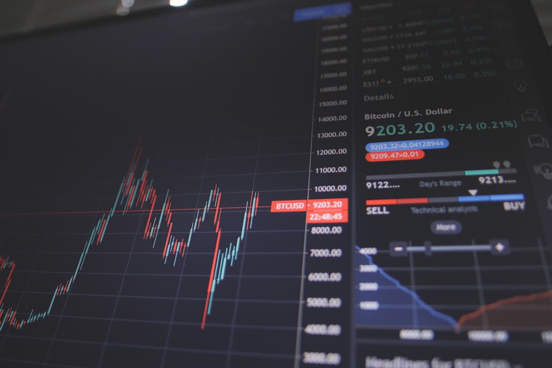 Graphiques financiers sur ordinateur pour illustrer Interactive Brokers et les outils avancés de trading
