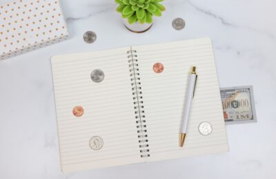 Billets et carnet de finances personnelles pour illustrer le Livret A, l’épargne et les dividendes
