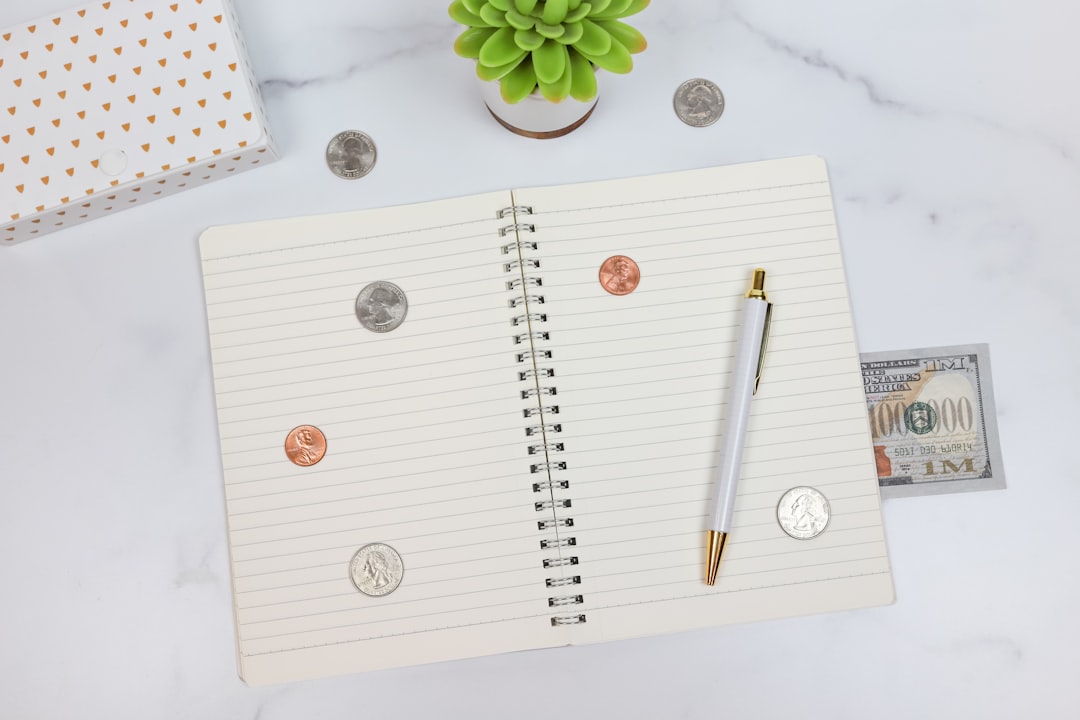 Billets et carnet de finances personnelles pour illustrer le Livret A, l’épargne et les dividendes
