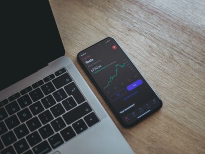 Smartphone et ordinateur pour illustrer le choix entre PEA et CTO pour investir en Bourse