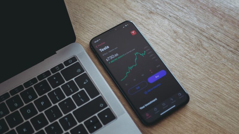 Smartphone et ordinateur pour illustrer le choix entre PEA et CTO pour investir en Bourse