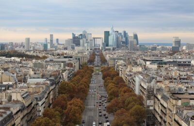 Vue de La Défense à Paris pour illustrer l’économie française, le marché parisien et les valeurs de rendement