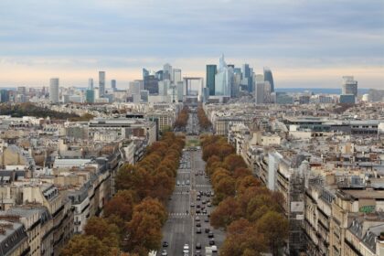 Vue de La Défense à Paris pour illustrer l’économie française, le marché parisien et les valeurs de rendement