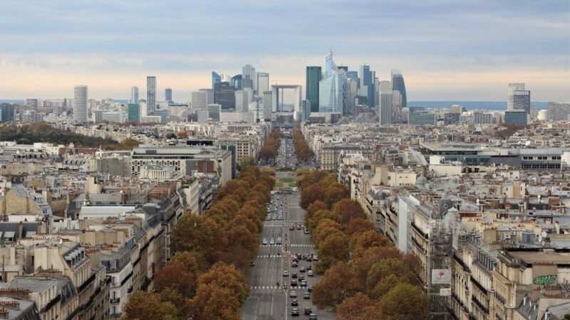 Vue de La Défense à Paris pour illustrer l’économie française, le marché parisien et les valeurs de rendement