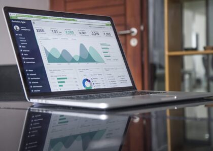 Ordinateur affichant des graphiques financiers pour illustrer un portefeuille à dividendes
