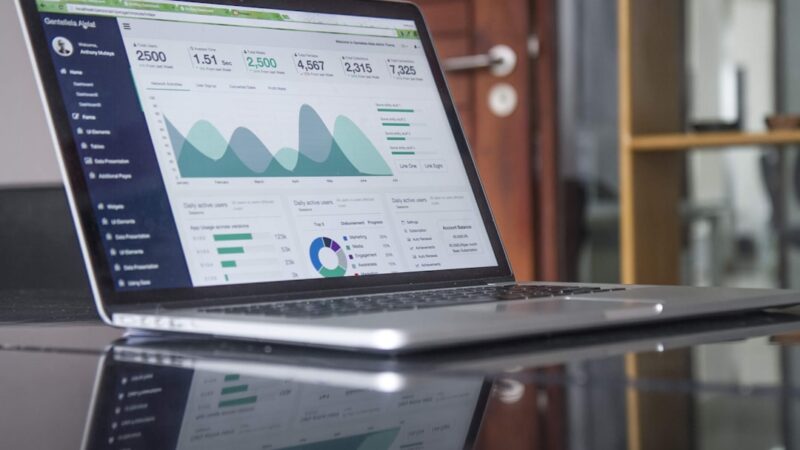 Ordinateur affichant des graphiques financiers pour illustrer un portefeuille à dividendes