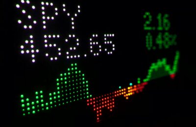 Écran de cotations boursières pour illustrer Wall Street, la Fed et le marché américain