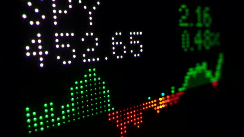 Écran de cotations boursières pour illustrer Wall Street, la Fed et le marché américain