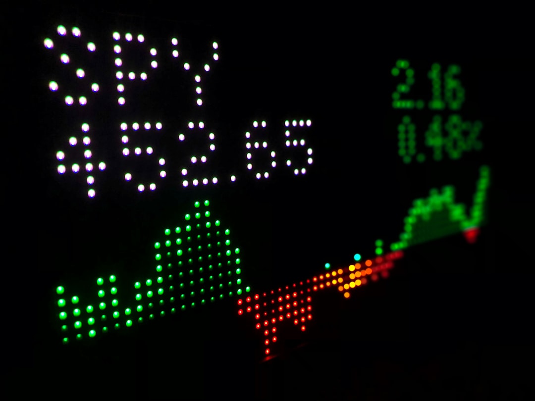 Écran de cotations boursières pour illustrer Wall Street, la Fed et le marché américain