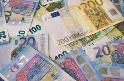 Billets en euros pour illustrer l’inflation, les taux et les marchés européens