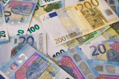 Billets en euros pour illustrer l’inflation, les taux et les marchés européens