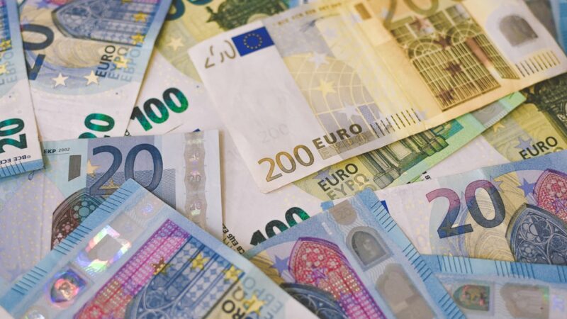Billets en euros pour illustrer l’inflation, les taux et les marchés européens